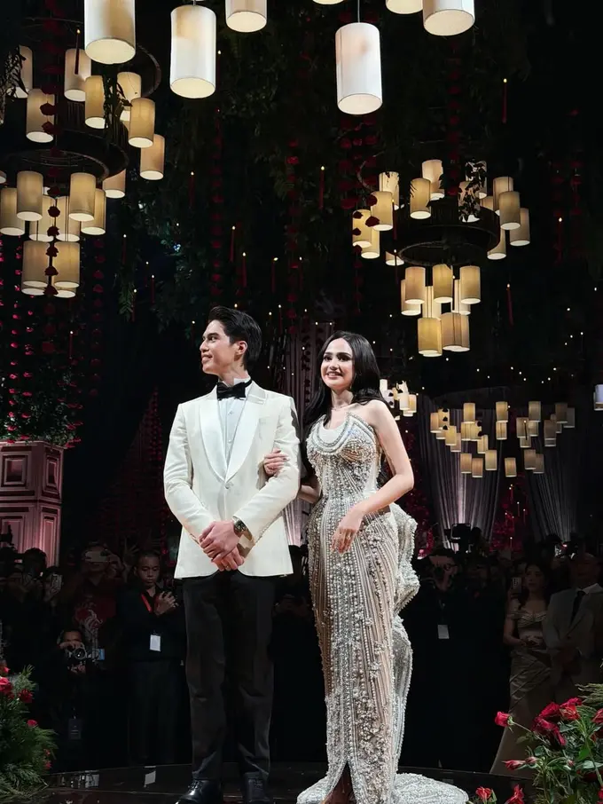 Dari Kebaya ke Couture, Syifa Hadju Tampil Bak Real Princess dalam Gaun Mutiara Tex Saverio di Momen Resepsi