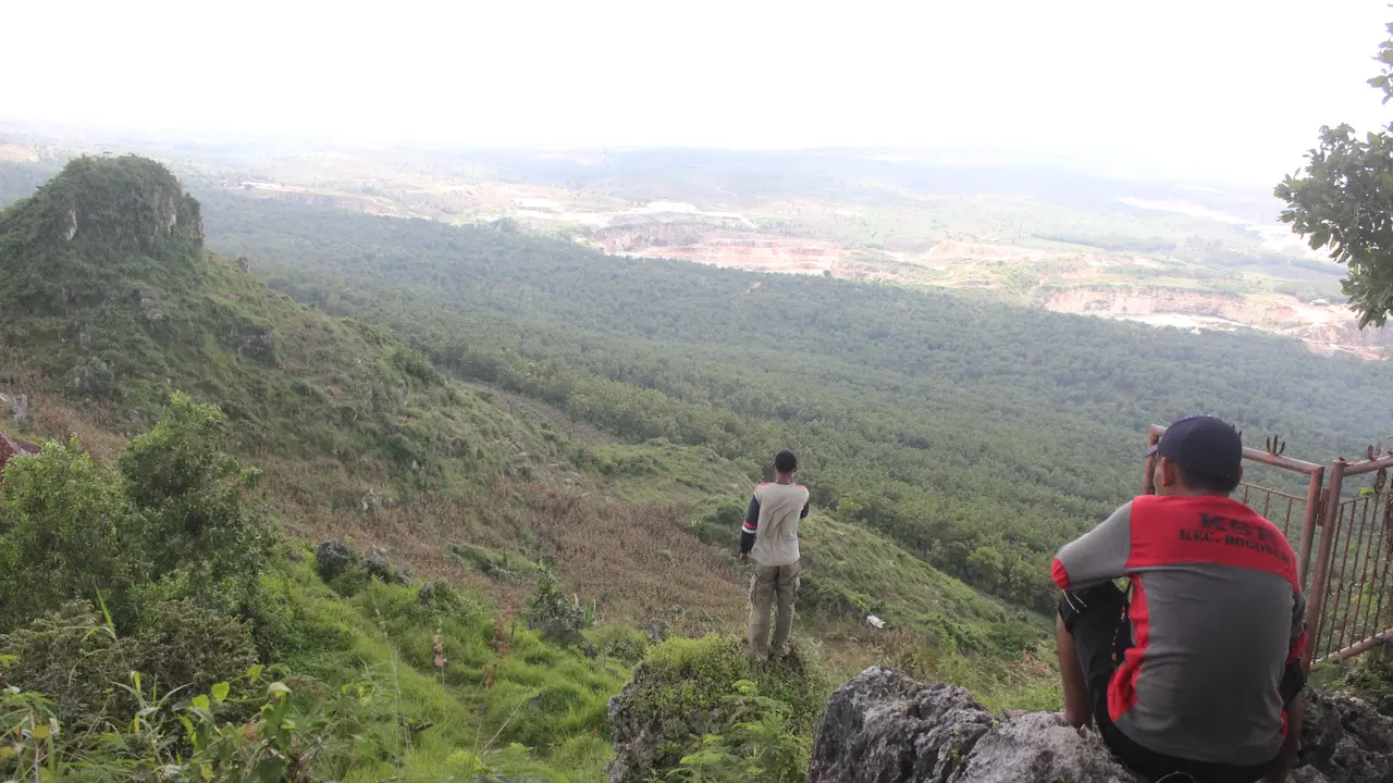 Bukit Pencu, salah satu tempat wisata alam populer yang terletak di jajaran Pegunungan Kendeng.
