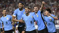 Pemain Uruguay melakukan selebrasi setelah Mathias Olivera (tengah) mencetak gol kemenangan timnya ke gawang Amerika Serikat saat laga Grup C Copa America 2024 di Arrowhead Stadium, Kansas City, Missouri, Selasa (07/02/2024) WIB. (AP Photo/Reed Hoffman)