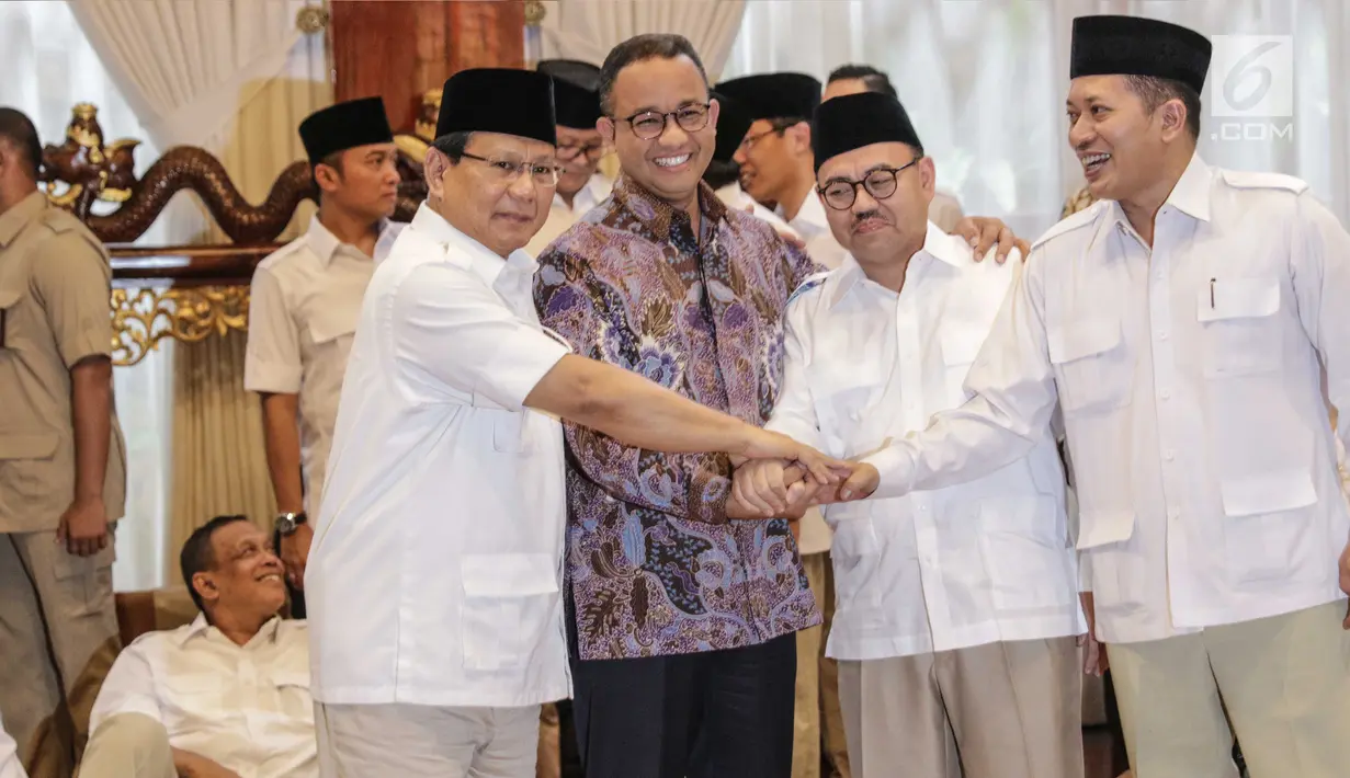 Ketum Partai Gerindra Prabowo Subianto (kiri) bersalaman dengan Anies Baswedan (kedua kiri), Sudirman Said (kedua kanan) dan Ferry Juliantono usai pengumuman Cagub Jawa Tengah di Rumah Kertanegara, Jakarta, Rabu (13/12). (Liputan6.com/Faizal Fanani)