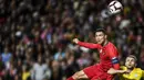 Cristiano Ronaldo berebut bola atas saat Portugal menghadapi Ukraina dalam laga kualifikasi grup B Euro 2020 di Stadion Luz, Lisbon pada 22 Maret 2019. (AFP/Ptricia De Melo Moreira)