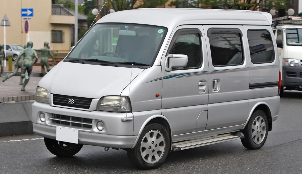 Ingin berniaga namun tanpa menginjak kopling? Suzuki Every bisa menjadi pilihan! Mobil dengan desain mengotak menciptakan ruang kabin yang lega untuk menyimpan barang. Selain itu dimensinya yang kompak memudahkan ketika masuk ke jalan-jalan yang terbilang sempit. Salah satu fitur unggulannya adalah kehadiran sunroof yang sudah menjadi standar di mobil ini. (Source: id.m.wikipedia.org)