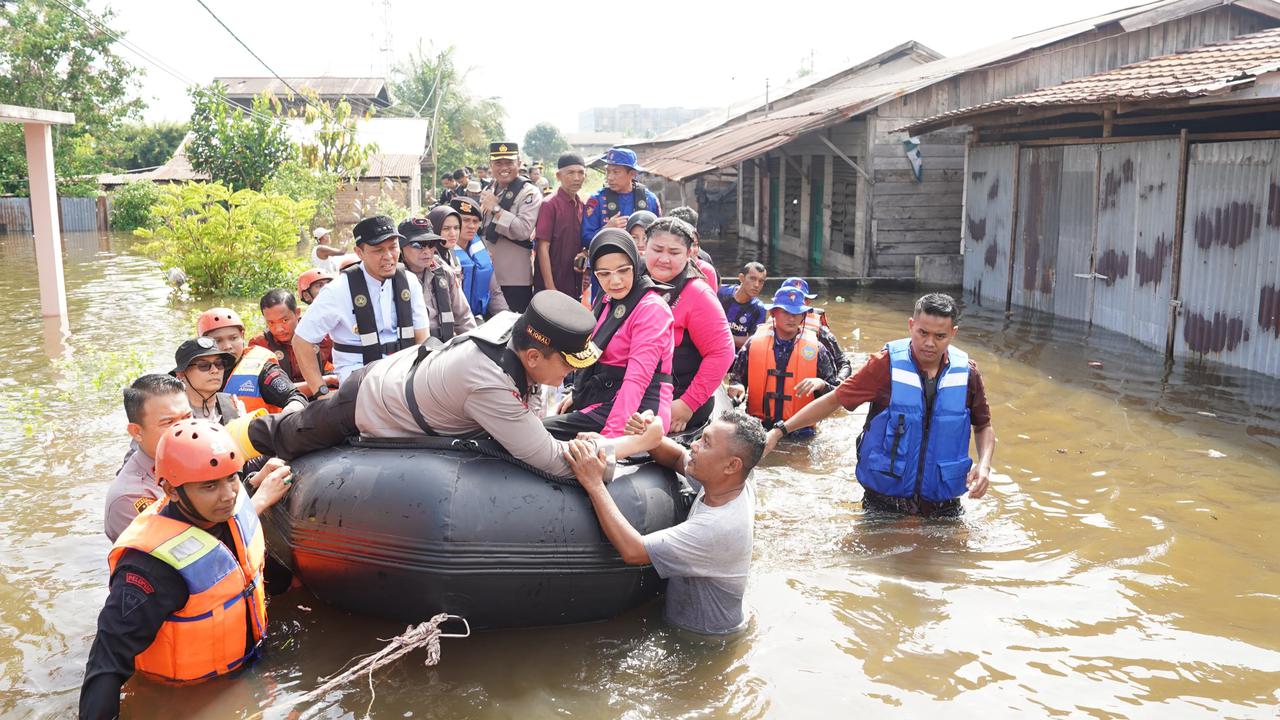 Derita 17.000 Jiwa Warga Pekanbaru Terjebak Banjir, Perahu Karet Kini jadi Trasportasi Utama