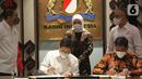 Direktur Utama BPJS Ketenagakerjaan Anggoro Eko Cahyo (kanan), Ketua Umum KADIN Indonesia Arsjad Rasjid (kiri) disaksikan Menteri Ketenagakerjaan Ida Fauziyah (tengah) menandatangani perjanjian kerja sama di Menara Kadin, Jakarta (16/03/2022). (Liputan6.com/Fery Pradolo)