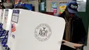 Pemilih memberikan suara mereka dalam pemilihan presiden AS di Sekolah James Weldon Johnson di kawasan East Harlem dari Manhattan, New York City, AS, Selasa (8/11). (REUTERS / Andrew Kelly)