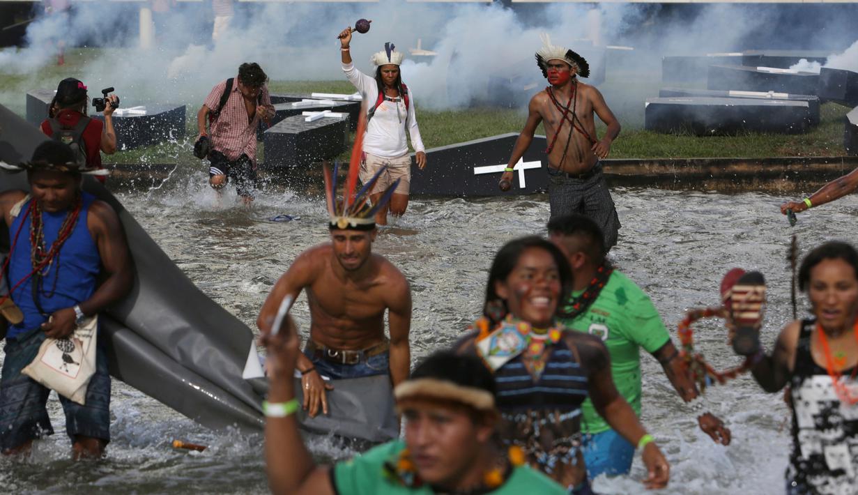 Membawa Peti Mati, Suku Asli Brasil Menggelar Protes di ...