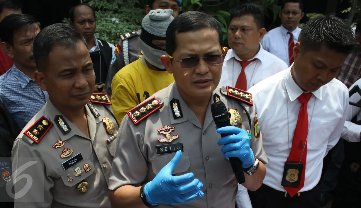 Kapolres Jakarta Utara, Kombes Susetio Cahyadi memberi keterangan usai rilis kasus perdagangan manusia, Jakarta, Senin (24/8/2015). Polisi membekuk KMD (70) yang akan menjual dua abg kepada pria hidung belang. (Liputan6.com/Gempur M Surya)