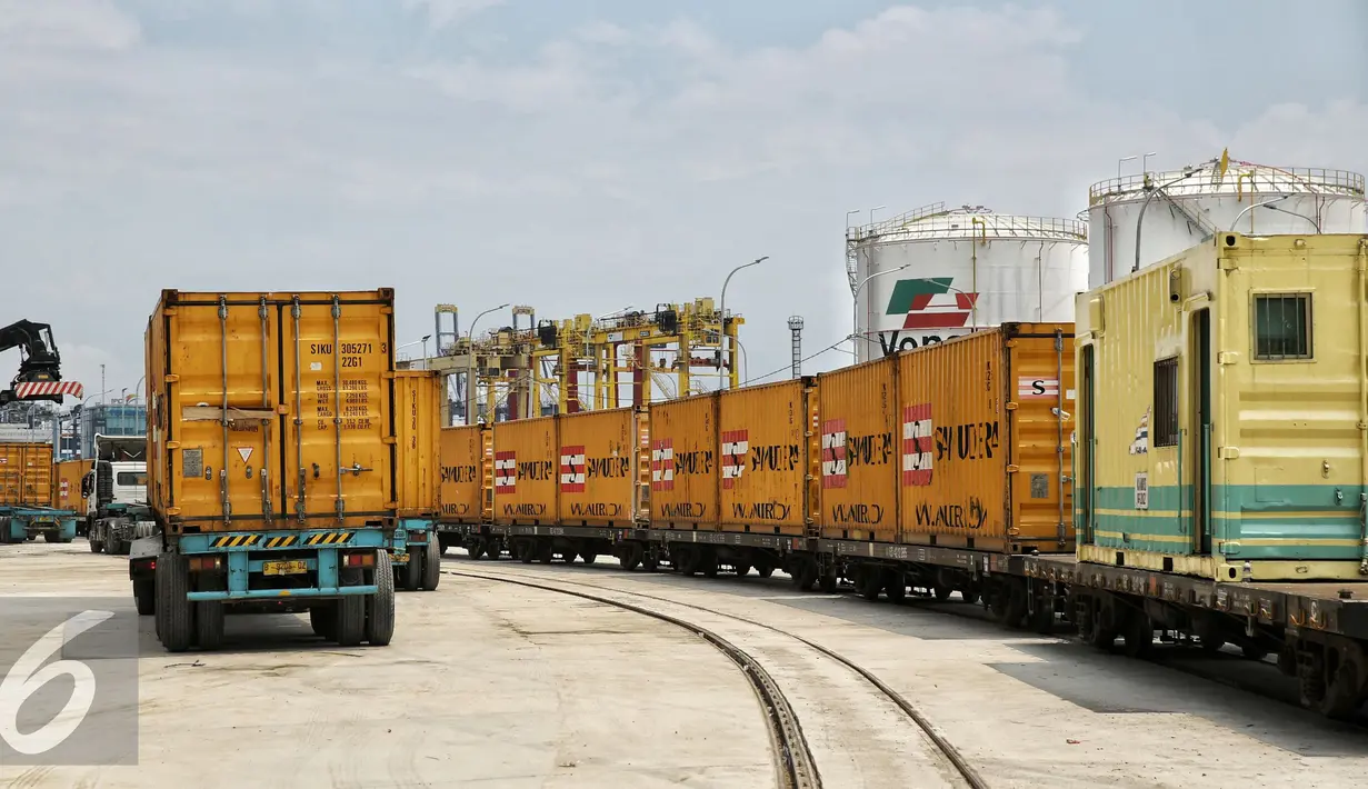 Proses bongkar muatan KA Logistik saat tiba di Stasiun JICT Tanjung Priok, Kamis (18/2). Dioperasikannya KA Logistik Tanjung Priok diharapkan mampu menurunkan masalah waktu bongkar muat atau dwelling time hingga dua hari. (Liputan6.com/Faizal Fanani)