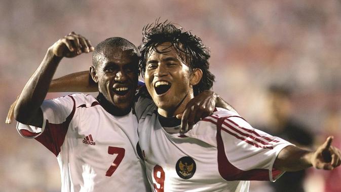 Boaz Solossa melakukan selebrasi dengan Ilham Jaya Kesuma saat melawan Laos di penyisihan grup Piala AFF 2004. (AFP/STR)