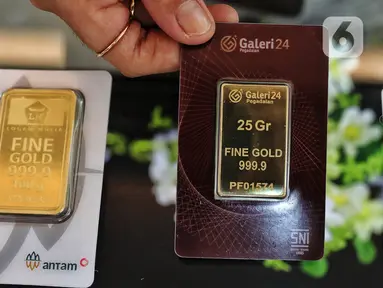Pramuniaga menunjukkan emas batangan yang dijual di Galeri 24 Pegadaian, Jakarta, Rabu (27/7/2022). Pada perdagangan Rabu (27/7/2022) pukul 15:12 WIB, harga emas dunia di pasar spot berada di US$ 1.722,19 per troy ons. Harga emas menguat tipis 0,30 persen. (Liputan6.com/Angga Yuniar)