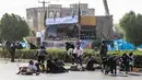 Pria, wanita, dan anak-anak tergeletak saat terjadi serangan pada parade militer di Kota Ahvaz, Iran, Sabtu (22/9). Sejumlah pria bersenjata menembaki tentara dan pejabat Garda Revolusi saat parade militer berlangsung. (MORTEZA JABERIAN/ISNA/AFP)