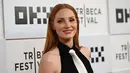 Aktris Jessica Chastain menghadiri pemutaran perdana film The Forgiven pada Festival Film Tribeca 2022 di BMCC Tribeca PAC, New York City, Amerika Serikat, 14 Juni 2022. Untuk riasan, Jessica menyempurnakan kulit gadingnya dengan sedikit bedak bronzing dan perona pipi peach yang banyak di pipinya. (Angela Weiss/AFP)