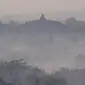 Candi Borobudur diselimuti kabut, dilihat dari Bukit Punthuk Setumbu. (Foto : Liputan6.com/edhie prayitno ige)