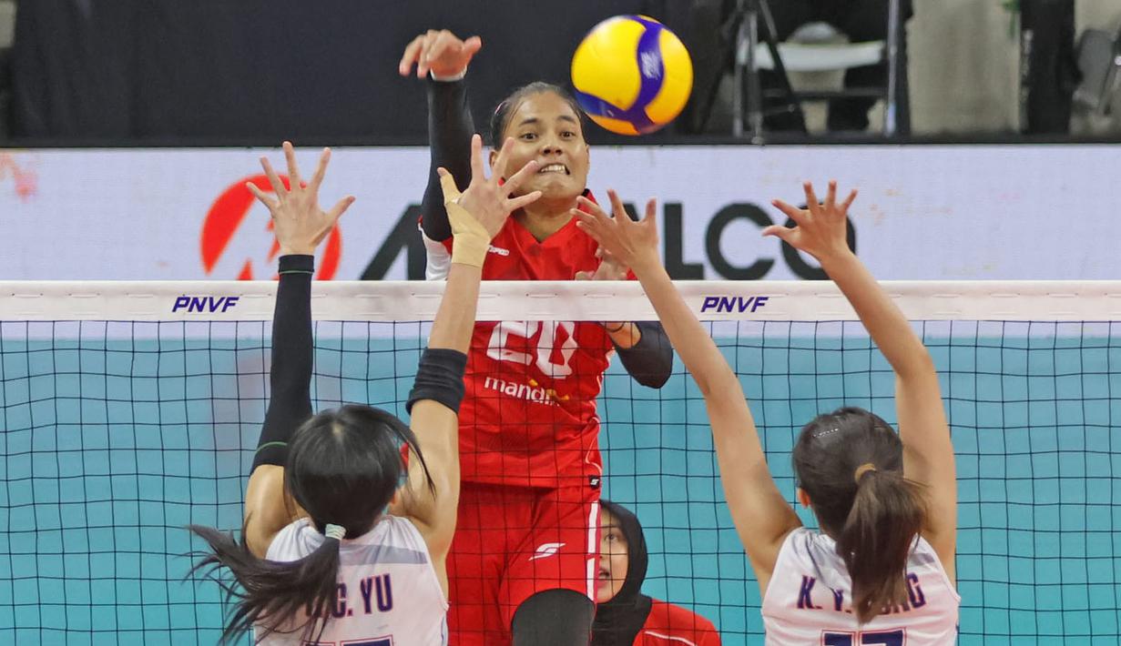 Pemain Timnas Voli putri Indonesia, Junaida Santi (tengah) melepaskan spike yang berusaha diblok dua pemain Hong Kong, Fong Ka Yi (kanan) dan Yu Ying Chi pada laga Grup B AVC Challenge Cup 2024 di Rizal Memorial Coliseum, Manila, Filipina, Kamis (23/5/2024) pagi. Indonesia kalah 0-3 (22-25, 24-26, 19-25). (Asian Volleyball Confederation)