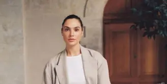 Long Blazer berwarna nude dengan inner berwarna putih akan membuatmu terlihat cantik dan elegan. (instagram/gal_gadot)