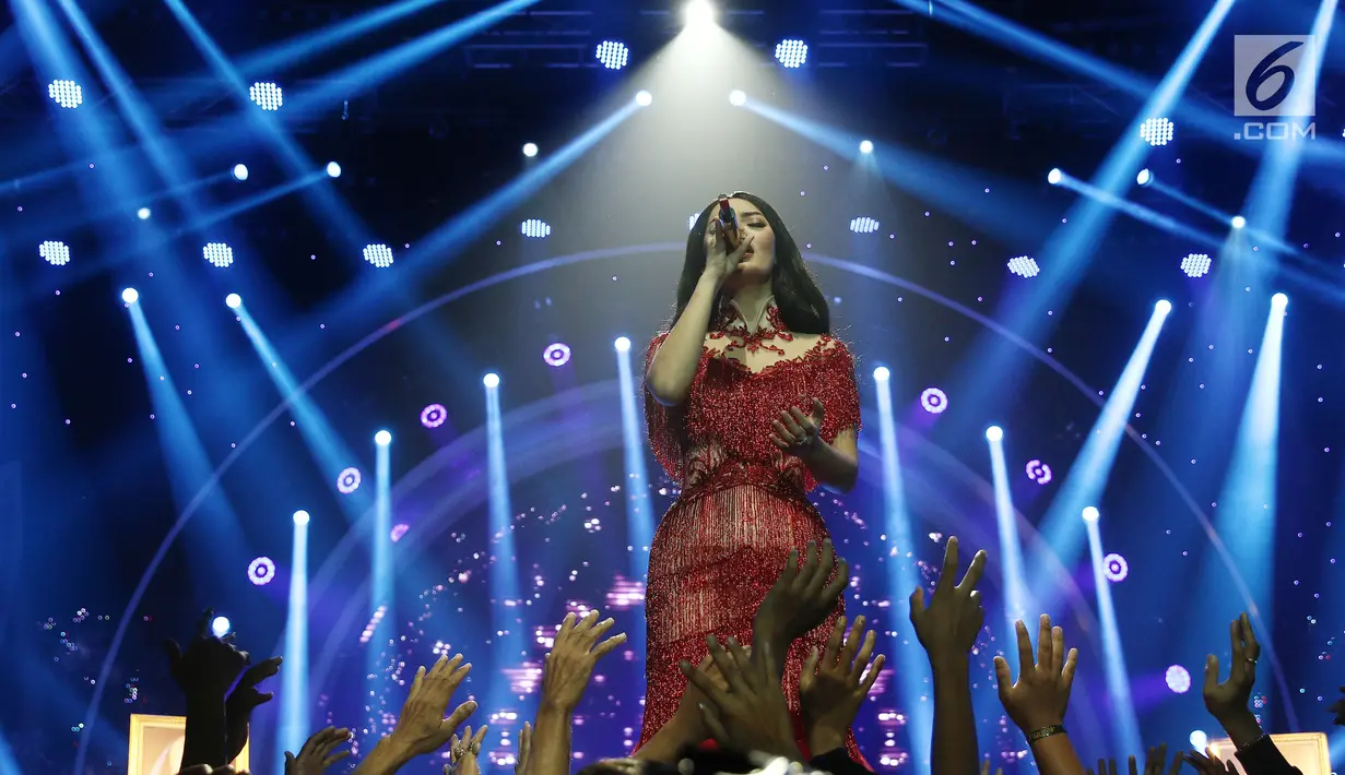 Ekspresi penyanyi Zaskia Gotik saat tampil dalam Konser Lebaran yang bertajuk Bidadari Dangdut Zaskia Gotik di Studio 5 Indosiar, Jakarta, Senin (3/7). Konser ini merupakan bagian dari perayaan momen lebaran dari Indosiar. (Liputan6.com/Herman Zakharia)