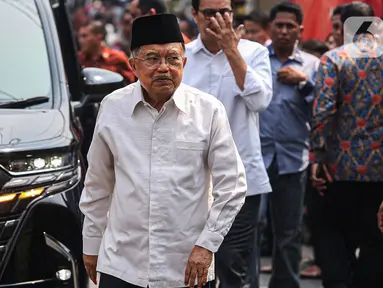 Sejumlah tokoh dan pejabat berdatangan untuk menyampaikan duka cita ke pihak keluarga Wakil Presiden ke-9 Republik Indonesia Hamzah Haz di rumah duka, Kawasan Tegalan, Matraman, Jakarta, Rabu (24/7/2024). Diantaranya, Wakil Presiden RI ke-10 dan 12 Jusuf Kalla. (Liputan6.com/Angga Yuniar)