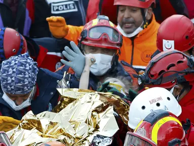 Tim penyelamatan membawa gadis berusia 3 tahun bernama Elif Perincek, setelah diselamatkan dari puing-puing bangunan di Izmir, Turki, Senin (2/11/2020). Elif yang berada di bawah reruntuhan selama 65 jam berhasil diselamatkan setelah gempa berkekuatan magnitudo 6,6. (Istanbul Fire Authority via AP)