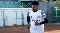 Bek Madura United, Alfin Tuasalamony. (Bola.com/Aditya Wany)
