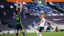 Kiper Arsenal Emiliano Martinez berusaha menangkap bola tembakan striker Tottenham Hotspur, Harry Kane pada pertandingan lanjutan Liga Inggris di Stadion Tottenham Hotspur di London, Inggris, Minggu (12/7/2020). Tottenham menang tipis atas Arsenal 2-1. (Michael Regan/Pool via AP)