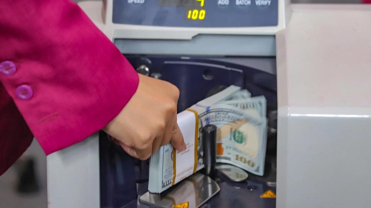 FOTO: Rupiah Menguat Tipis Namun Masih Bertahan di Level Rp18 Ribu