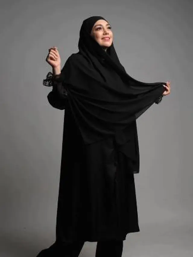 Tampil Menawan, Ini 7 Pemotretan Celine Evangelista dengan Hijab Ini Curi Perhatian