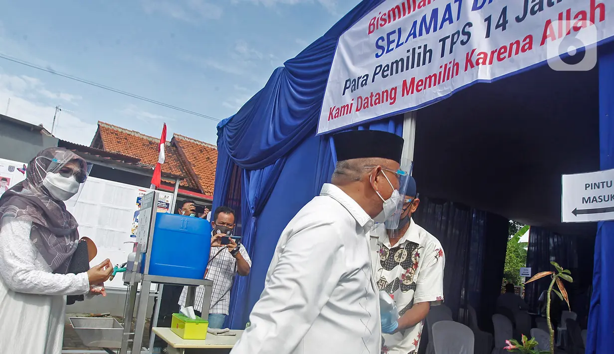 Calon Wali Kota Depok nomor urut 2 Mohammad Idris saat akan menggunakan hak pilihnya dalam Pilkada 2020 di TPS 14 Jatimulya, Depok, Rabu (9/12/2020). Pilkada Depok 2020 diikuti oleh Pradi Supratna-Afifah Alia serta Mohammad Idris dan Imam Budi Hartono. (Liputan6.com/Herman Zakharia)