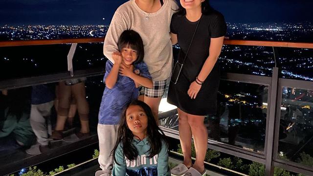 Poligami, Ini 7 Potret Harmonis Erix Soekamti dengan Istri Pertama