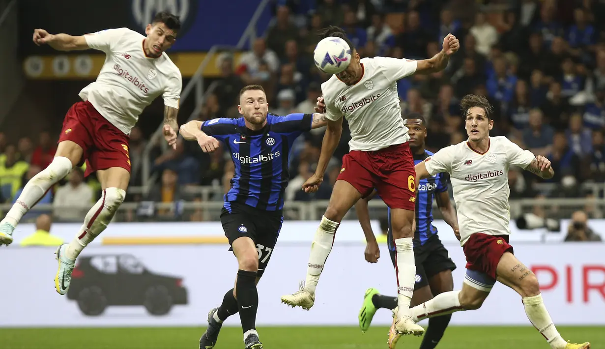 Inter Milan sebenarnya unggul terlebih dahulu berkat gol Federico Dimarco. Namun AS Roma berhasil comeback berkat gol Paulo Dybala dan Chris Smalling. (Spada/LaPresse via AP)