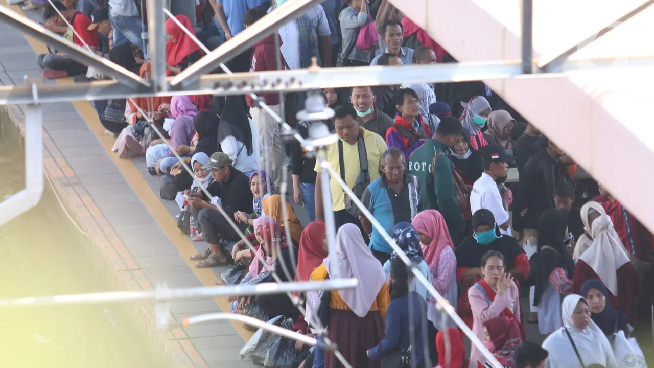 Masyarakat Tetap Gunakan Transportasi Umum