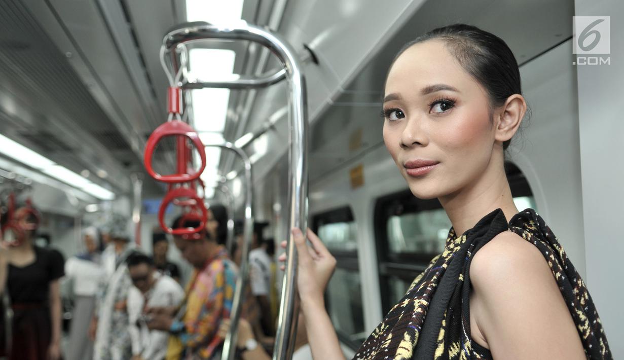 Model berpose saat memeragakan busana pada acara Jakarta Fashion & Food Festival (JFFF) 2019 di gerbong Light Rail Transit (LRT) Jakarta rute Stasiun Velodrome-Stasiun Boulevard Utara, Jakarta, Selasa (13/8/2019). (merdeka.com/Iqbal Nugroho)