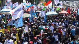 Ribuan buruh melakukan aksi di depan Gedung DPR RI, Jakrta, Selasa (25/8/2020). Aksi tersebut menolak draft omnibus law RUU Cipta Kerja yang diserahkan pemerintah kepada DPR. (Liputan6.com/Angga Yuniar)