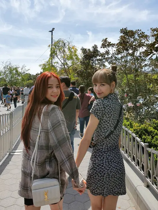 Dengan gaya khasnya yang trendi dan kasual, Lisa mengenakan little black dress dalam corak bunga. Ia menyempurnakan penampilannya dengan aksesori yang terinspirasi dari Y2K, termasuk fanny pack, kalung manik-manik, dan jepit berlian imitasi berbentuk hati untuk space bun-nya.