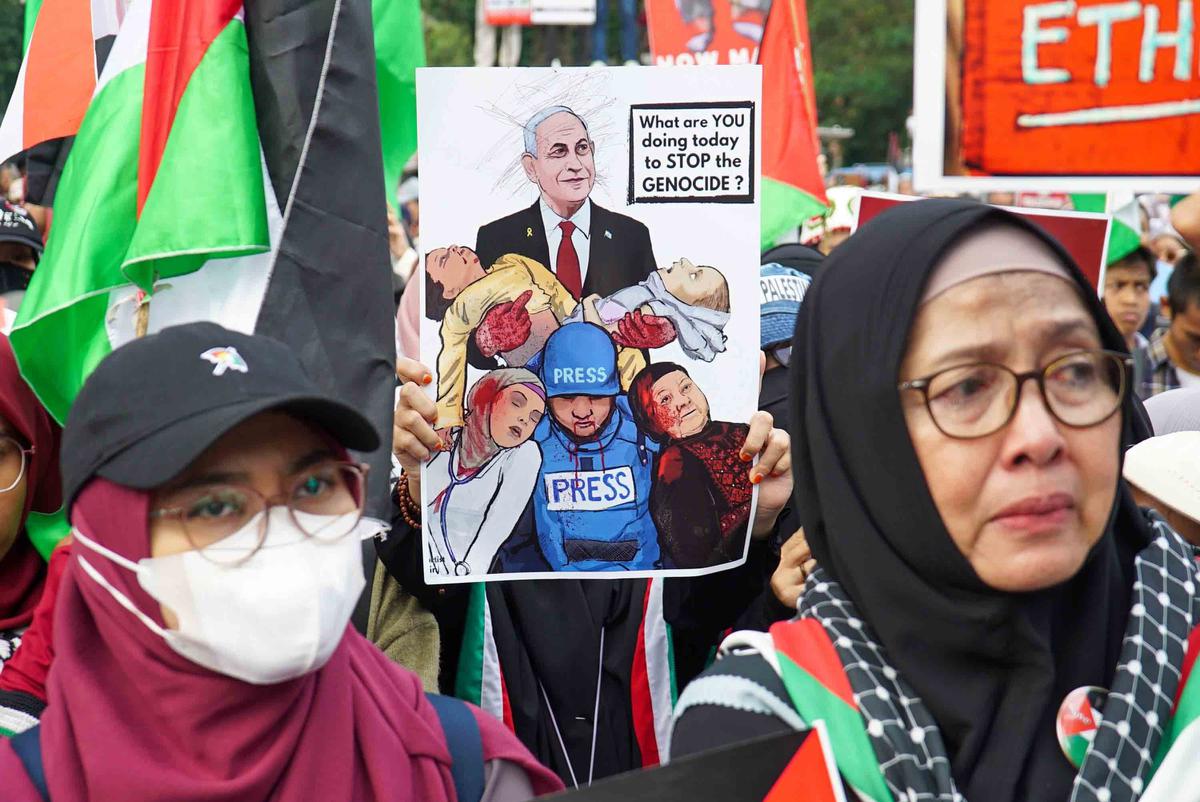 FOTO: Dua Tahun Genosida di Gaza, Massa Kepung Kedubes AS Serukan Akhiri Blokade Palestina