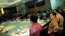 Suasana konferensi pers Koalisi Merah Putih di ruang fraksi Partai Golkar di gedung DPR/MPR, Jakarta, Selasa (24/3/2015). KMP sepakat menggulirkan hak angket untuk Menkumham Yasonna Laoly. (Liputan6.com/Faisal R Syam)