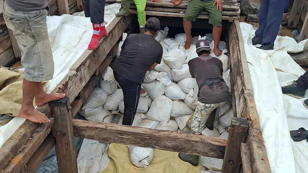 FOTO: TNI AL Gagalkan Penyelundupan Bijih Timah Ilegal di Selat Bangka