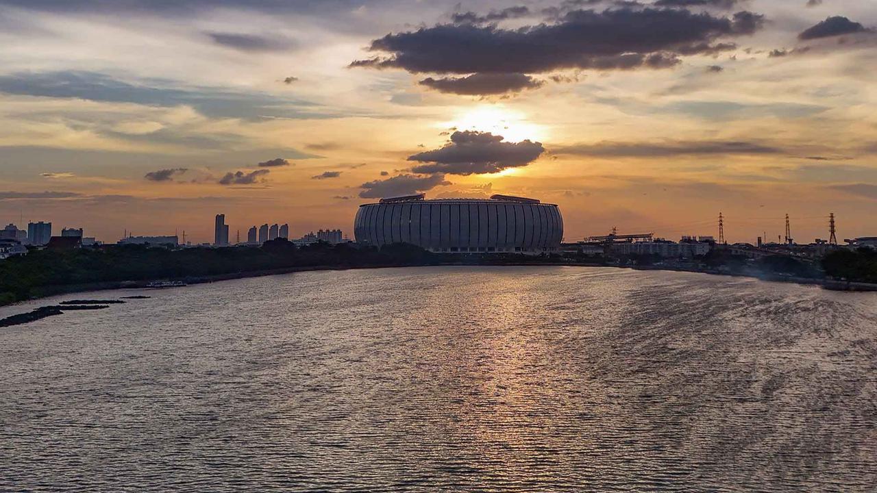 FOTO: Melihat Senja saat Langit Jakarta Cerah di Kawasan JIS