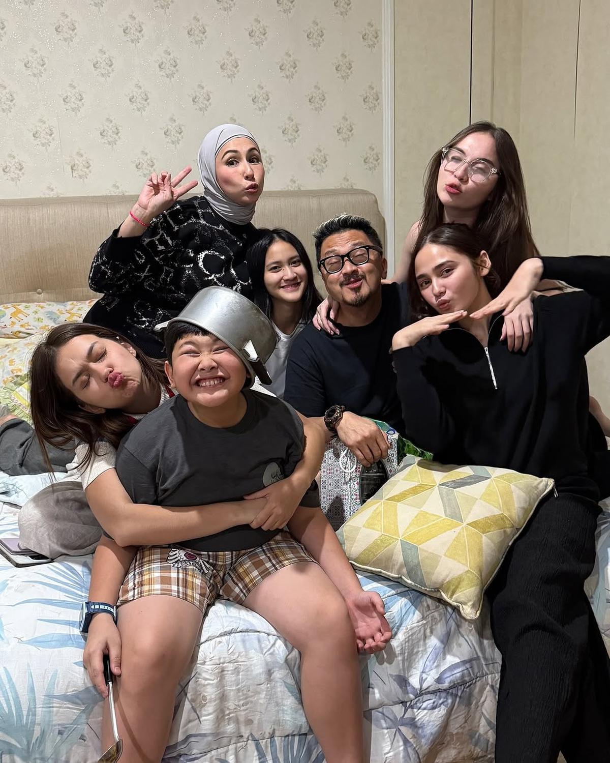 7 Potret Ferry Maryadi Dapat Kejutan Ultah dari Keluarga dan Geng Mermaid, Salfok Kabay Pakai Panci di Kepala