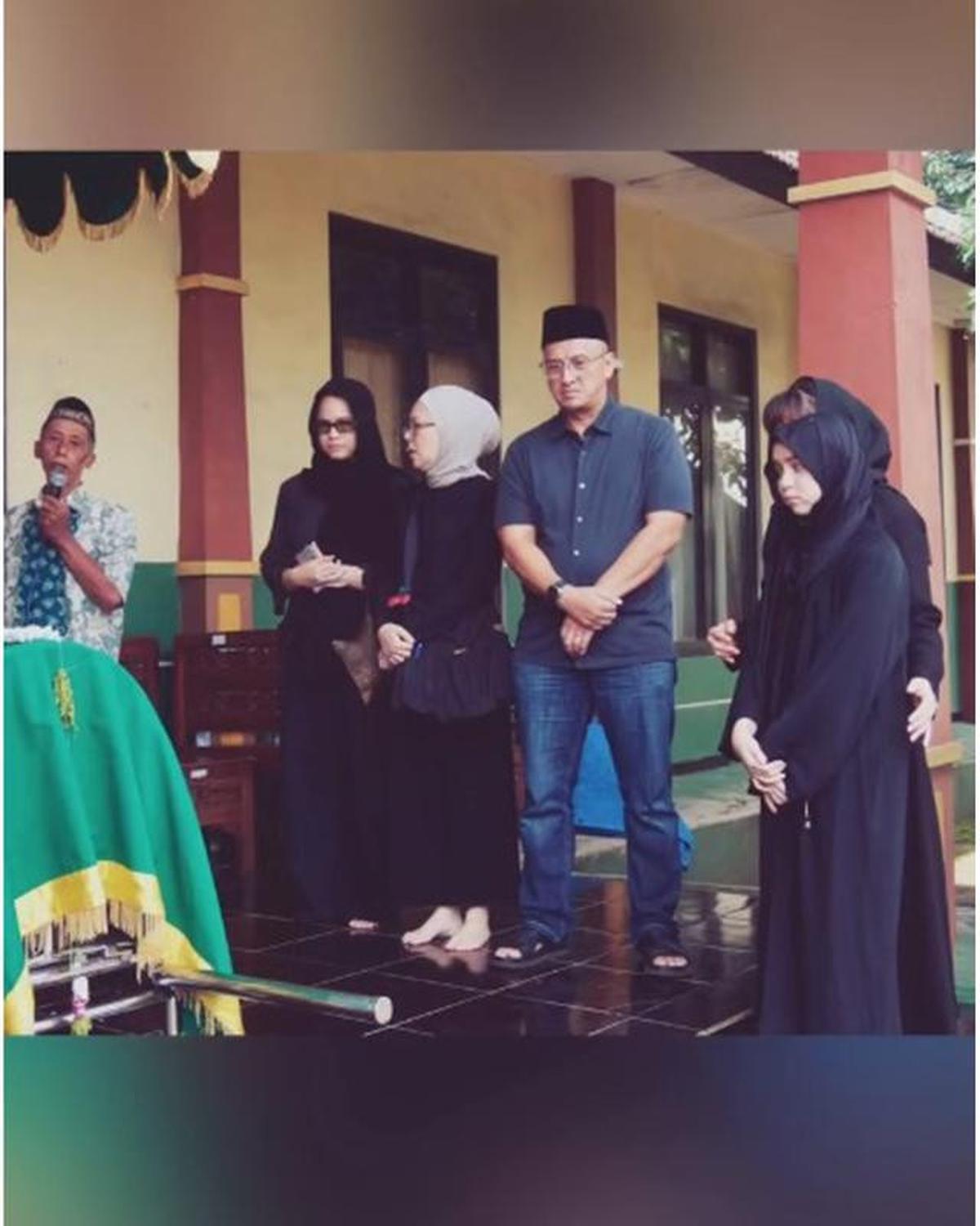 6 Potret Pemakaman Ayah Marshanda di Malang, Sienna Turut Antar Kakek