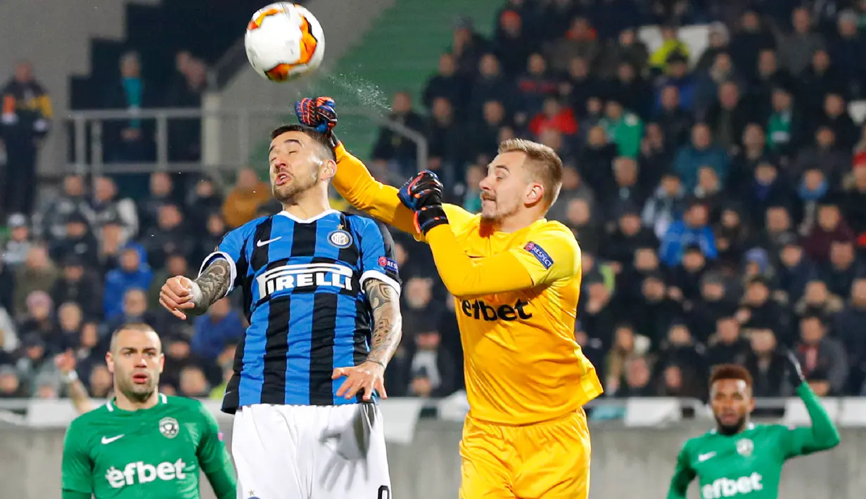 Gelandang Inter Milan, Matias Vecino, berebut bola dengan kiper Ludogorets, Plamen Iliev dalam leg pertama 32 besar Liga Europa di Huvepharma Arena, Kamis (20/2/2020). Inter Milan sukses membawa pulang kemenangan usai mengalahkan tuan rumah Ludogorets 2-0. (AP/Vadim Ghirda)