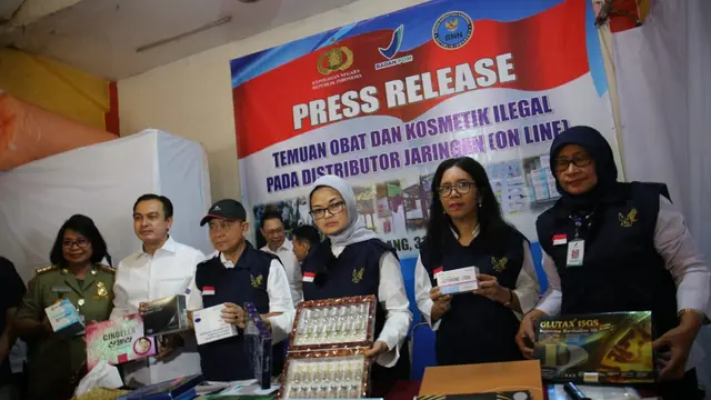 Ketua BPOM Penny K. Lukito dalam konferensi pers penyitaan obat injeksi ilegal.