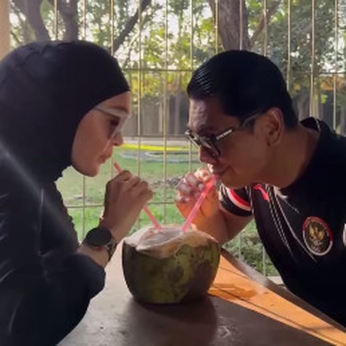Bak Remaja Lagi Jatuh Cinta, Romantisnya Jenderal Rudi 'Gajah' Minum Kelapa Mud