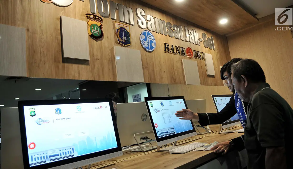 Petugas memandu warga mengisi form pendaftaran via Samsat Digital (e-Samsat) di Kantor Bersama Pelayanan Satu Atap Polda Metro Jaya, Senin (26/3). Untuk sementara, layanan baru diselenggarakan di Samsat Jakarta Selatan. (Merdeka.com/Iqbal S. Nugroho)