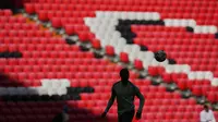 Siluet pemain Tottenham Hotspur, Mathys Tel saat melakukan latihan menjelang laga final Liga Europa 2024/2025 melawan Manchester United di Stadion San Mames, Bilbao, Spanyol, Selasa (20/05/2025) waktu setempat. (AP Photo/Manu Fernandez)