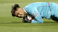 Kiper Timnas Indonesia, Ernando Ari melakukan penyelamatan saat laga Grup D Piala Asia 2023 melawan Vietnam di Abdullah bin Khalifa Stadium, Doha, Qatar, Jumat (19/01/2024). (AP Photo/Hussein Sayed)