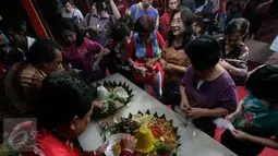 Seorang pemuka umat memotong tumpeng sebagai ungkapan rasa syukur usai berdoa bersama di klenteng poncowinatan,Yogyakarta, (2/6). Klenteng Poncowinatan ini merupakan salah satu Bangunan Cagar Budaya (BCB) yang dimiliki Kota Yogyakarta. (Boy Harjanto)
