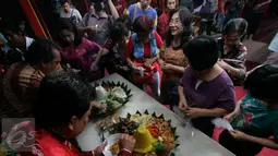 Seorang pemuka umat memotong tumpeng sebagai ungkapan rasa syukur usai berdoa bersama di klenteng poncowinatan,Yogyakarta, (2/6). Klenteng Poncowinatan ini merupakan salah satu Bangunan Cagar Budaya (BCB) yang dimiliki Kota Yogyakarta. (Boy Harjanto)