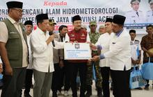 Mendagri dan Mensos Serahkan Bansos Tahap Pertama Hampir Rp900 Miliar kepada Masyarakat Terdampak Bencana