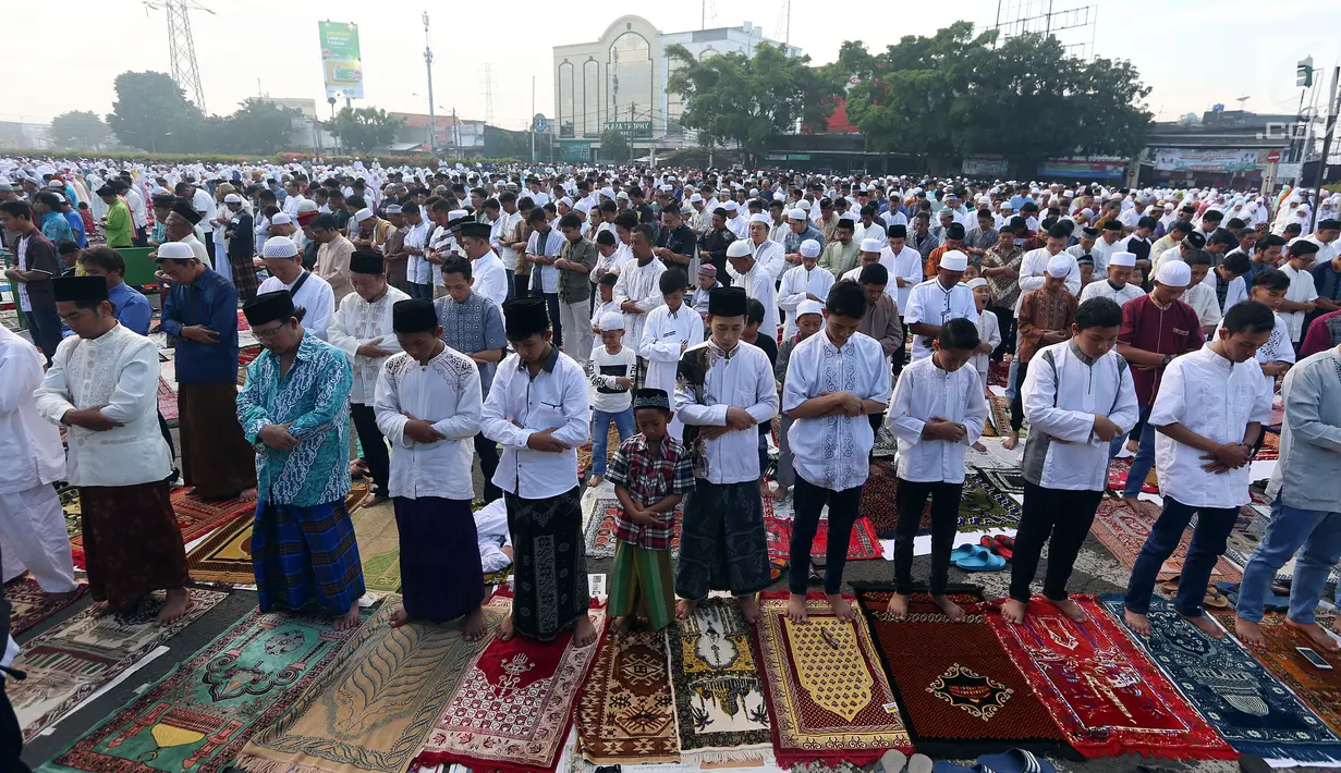 Umat muslim melaksanakan Salat Idul Fitri di kawasan Senen, Minggu (25/6). Sebagian besar umat muslim merayakan Idul Fitri 1438 H pada Minggu (25/6) berdasarkan ketetapan pemerintah tentang 1 Syawal melalui sidang Isbat. (Liputan6.com/Johan Tallo)