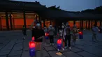 Pengunjung memegang lentera tradisional Korea berjalan-jalan selama Tur Cahaya Bulan di Istana Changdeokgung di Seoul, Korea Selatan, Kamis, (13/8/2020). Istana dibuka kembali pada Kamis setelah ditutup selama dua bulan karena pandemi Covid-19. (AP Photo/Ahn Young-joon)